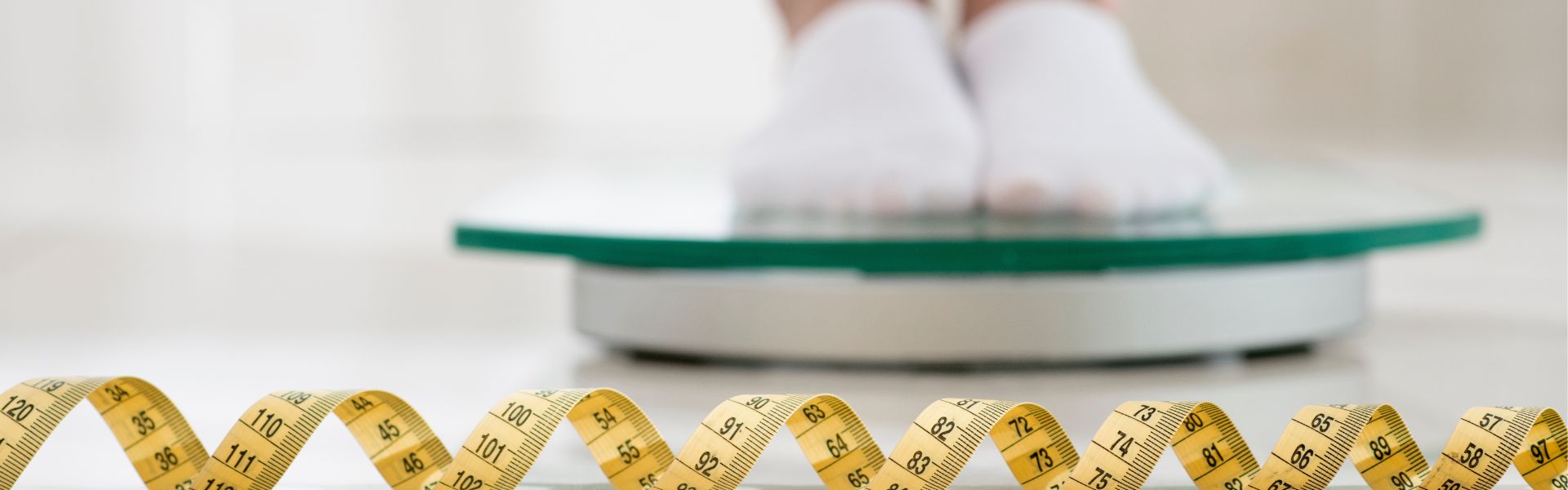 Prise de poids à la ménopause : Balance avec un mètre ruban
