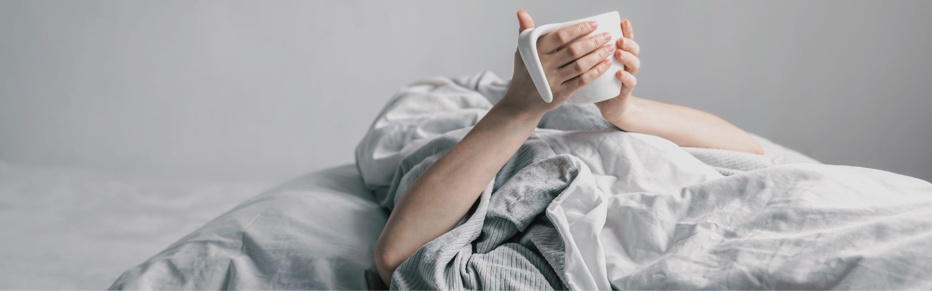 Menopause et sommeil / Boisson chaude et lumière tamisée pour créer un rituel de coucher apaisant